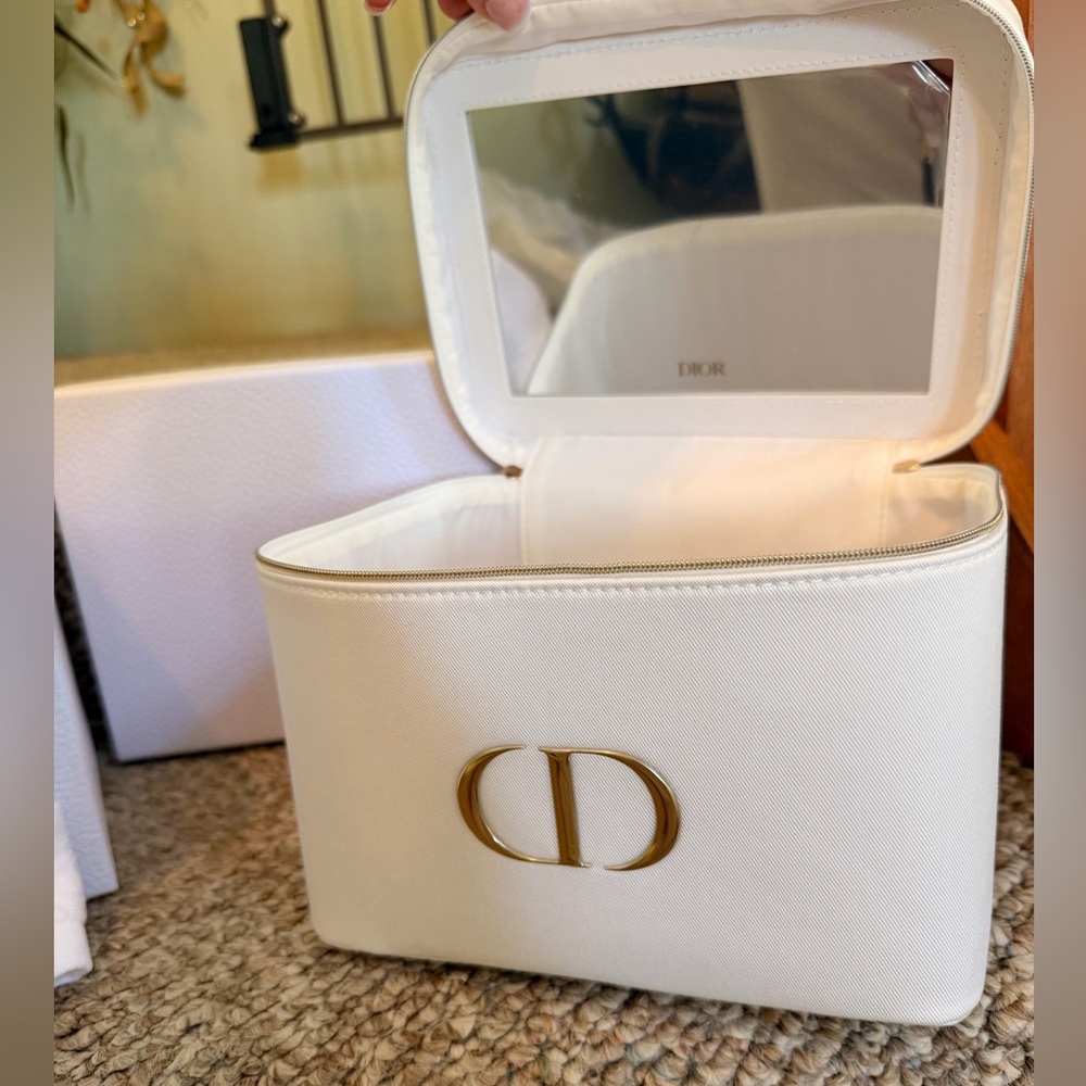 Dior Cream and Gold Beauty Vanity Case with White Towel - Picture 2 of 5